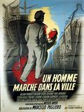 Un Homme marche dans la ville