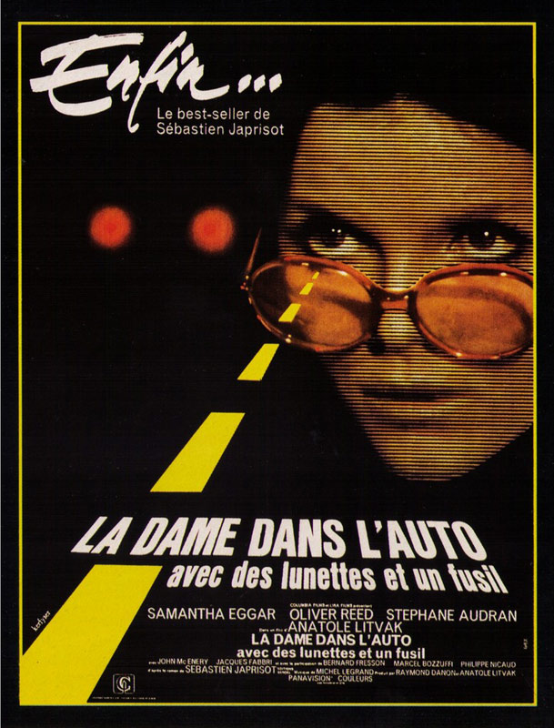 La Dame dans l'auto avec des lunettes et un fusil