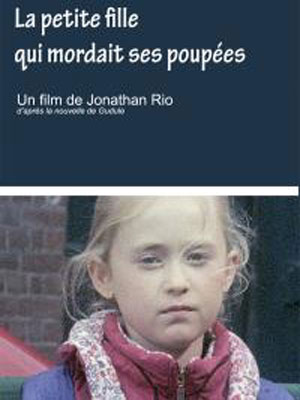 La Petite fille qui mordait ses poupées