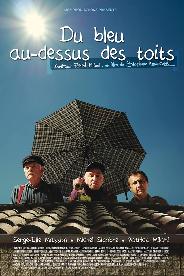 Du bleu, au-dessus des toits