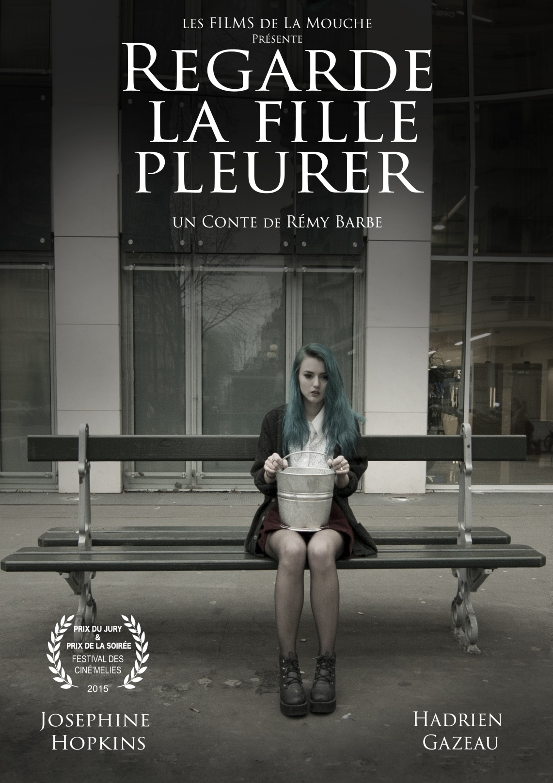 Regarde la fille pleurer